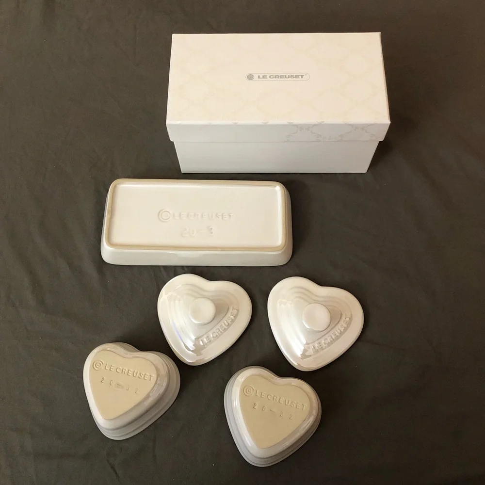 NEW Le Creuset Petite Ramekin Set of 2 Heart shaped Pearlized White with Tray - Picture 10 of 13